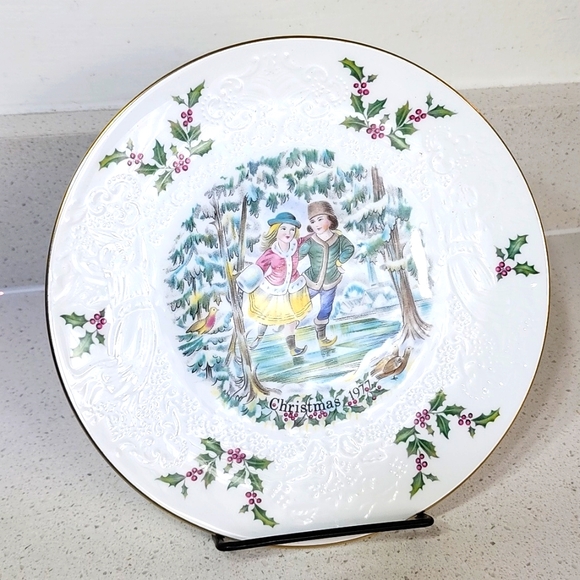 Vintage 1977 Christmas Collectible Plate. Royal Doulton First in Series - Picture 1 of 7